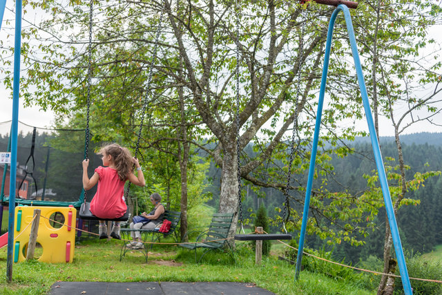 bambina sull altalena al parco giochi