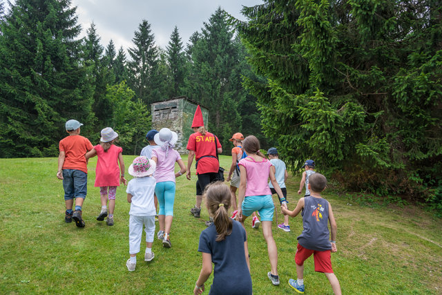 bambini con guida sul percorso vita