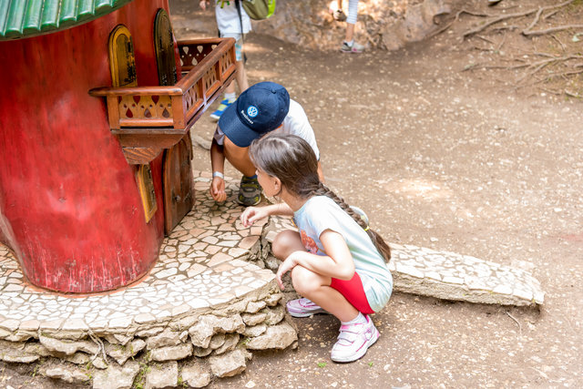 bambini curiosi al villaggio