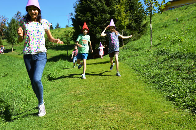 bambini prato al sole