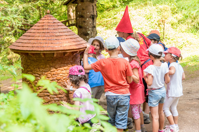 bambini su casetta degli gnomi