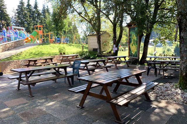 tavoli esterni con vista sul parco giochi